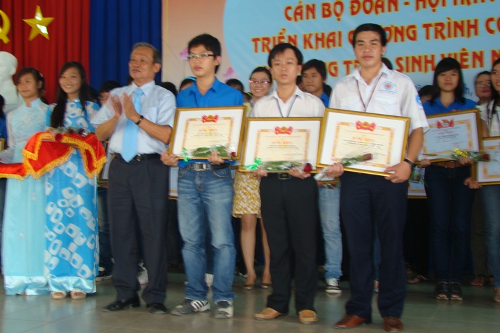 Tổng kết công tác Đoàn – Hội 2009-2010: khen thưởng 249 tập thể, cá nhân 11