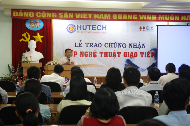 Lễ trao chứng nhận khóa học “ Nghệ thuật giao tiếp” cho CB – GV – NV trường HUTECH 16