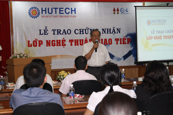 Lễ trao chứng nhận khóa học “ Nghệ thuật giao tiếp” cho CB – GV – NV trường HUTECH 22