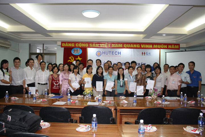Lễ trao chứng nhận khóa học “ Nghệ thuật giao tiếp” cho CB – GV – NV trường HUTECH 30