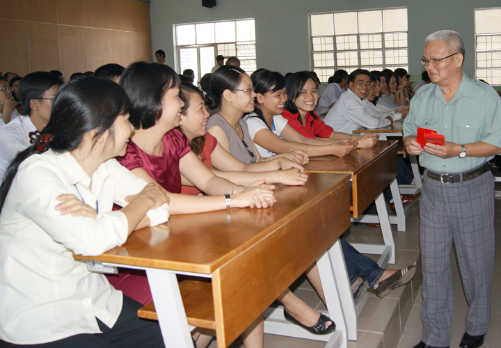 HUTECH tổ chức họp mặt đầu xuân Tân Mão 2011 12