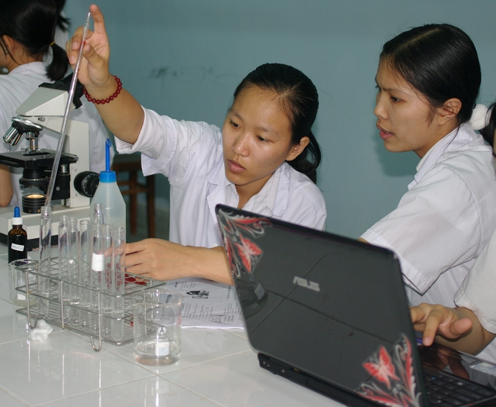Bộ giáo dục và Đào tạo khen thưởng Lãnh đạo, CB, GV, NV HUTECH 4