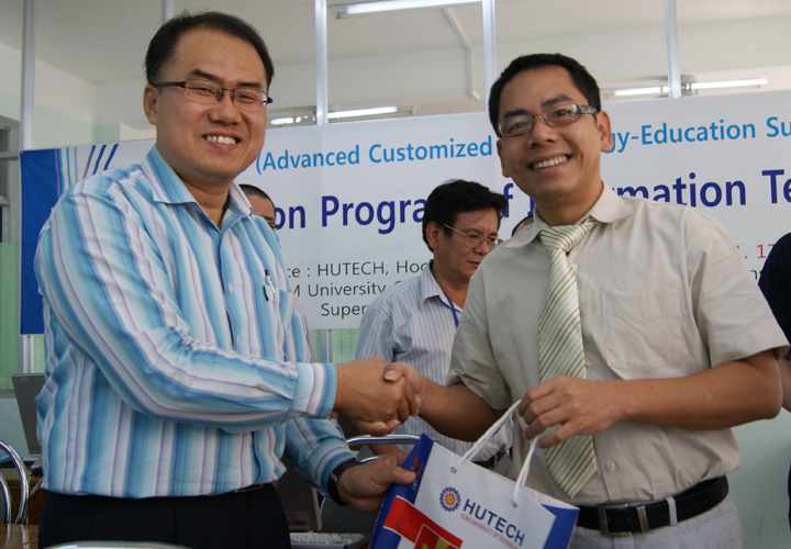 Ba trường đại học Hàn Quốc trao tặng HUTECH 21 dàn máy vi tính 8