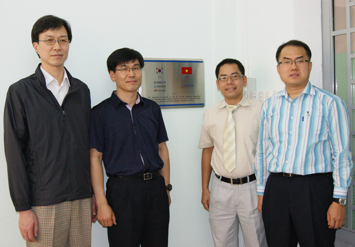 Ba trường đại học Hàn Quốc trao tặng HUTECH 21 dàn máy vi tính 22