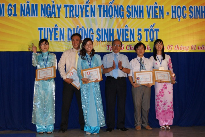 HUTECH tuyên dương các điển hình "sinh viên 5 tốt" 10