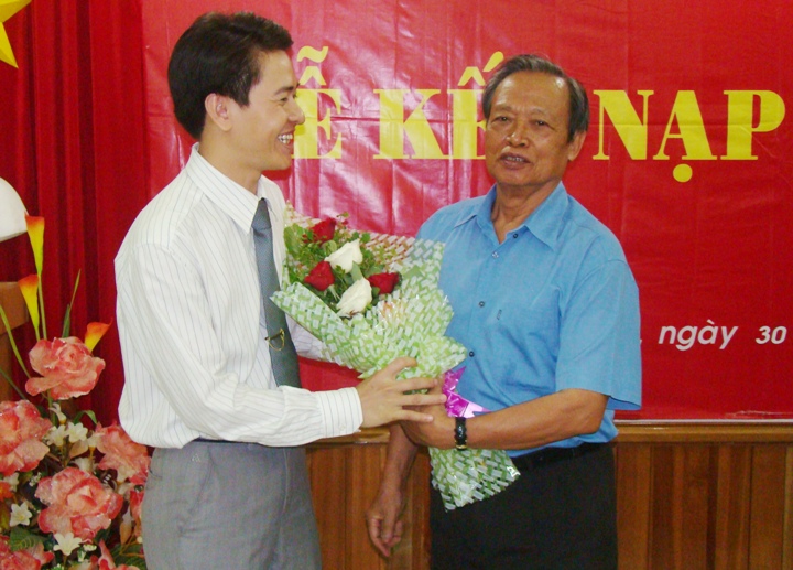 Chi bộ 7 kết nạp thêm đảng viên trước thềm xuân mới 20