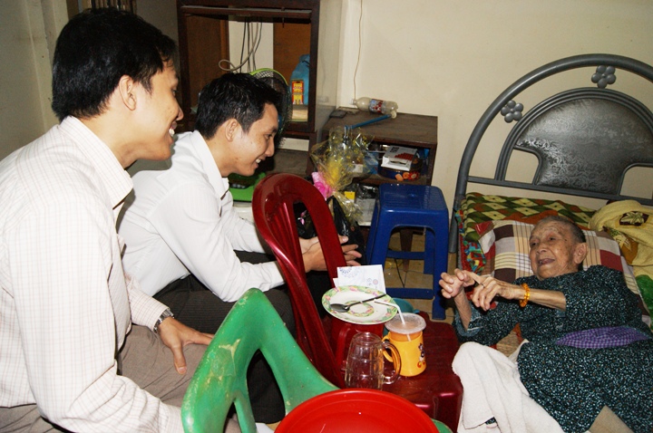 Công đoàn Trường thăm và chúc tết mẹ Việt Nam anh hùng Phạm Thị Tấn 4