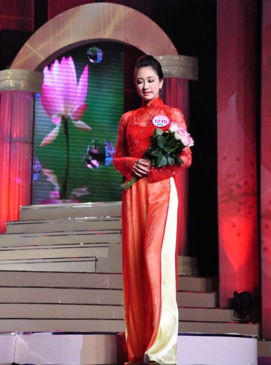 Ngô Huỳnh Bảo Ngọc (HUTECH) đăng quang Người đẹp Hoa Anh Đào 2010