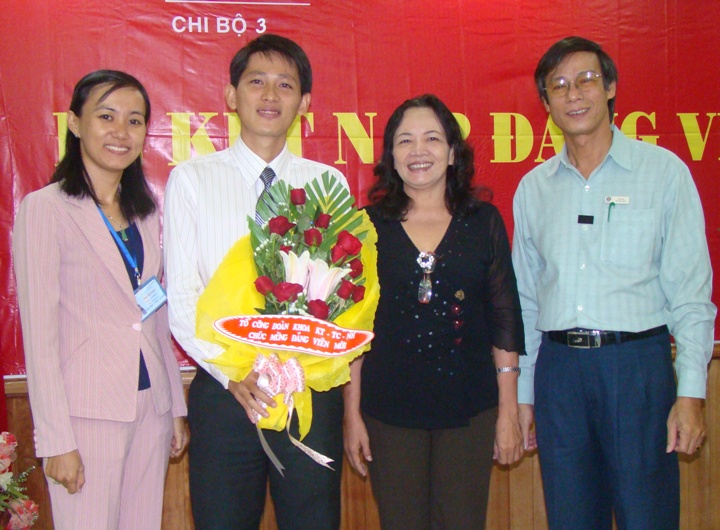 2 quần chúng vinh dự kết nạp đảng dịp kỷ niệm thành lập Quân đội Nhân dân VN 20