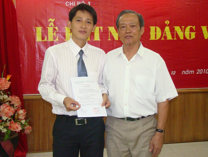 2 quần chúng vinh dự kết nạp đảng dịp kỷ niệm thành lập Quân đội Nhân dân VN 14