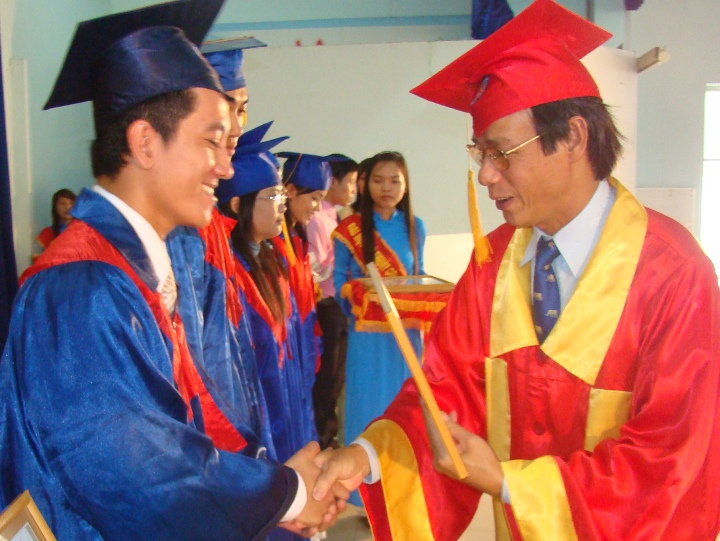 Over 2,000 new HUTECH Graduates Honorably Receiving University Degrees 4