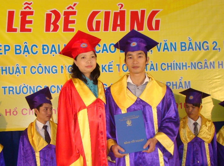 Over 2,000 new HUTECH Graduates Honorably Receiving University Degrees 10