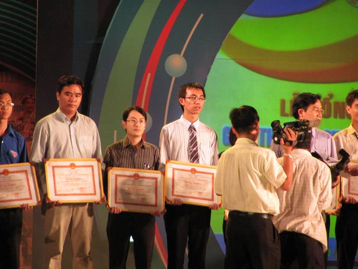 The 12th Euréka 2010: HUTECH excellently attaining 4 prizes at the final round 4