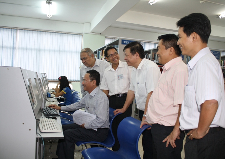 Cục trưởng Cục Đào tạo với nước ngoài Nguyễn Xuân Vang thăm và làm việc với HUTECH 13
