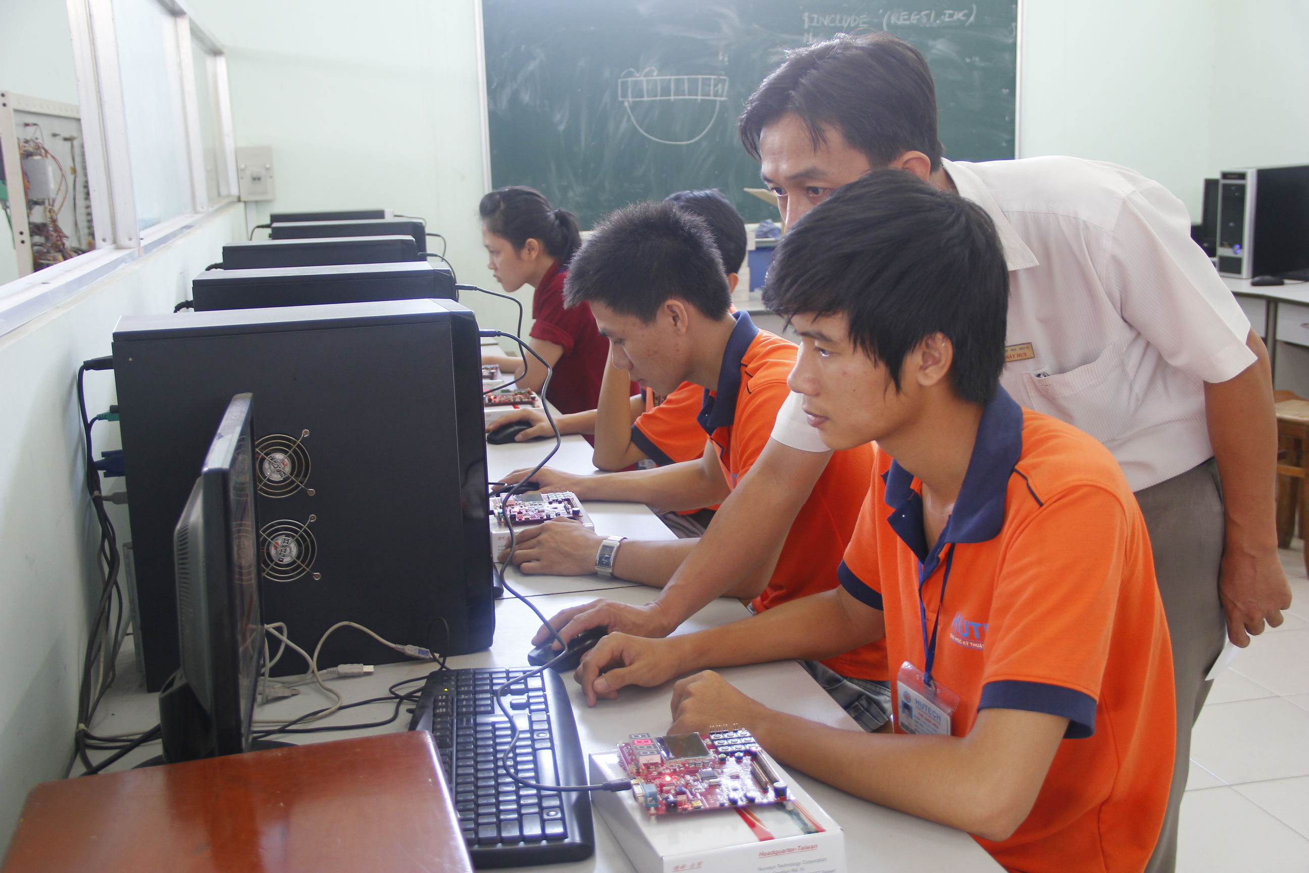 Tập đoàn Nuvoton tiếp tục tài trợ cho “Đường đua HUTECH” 2014 18