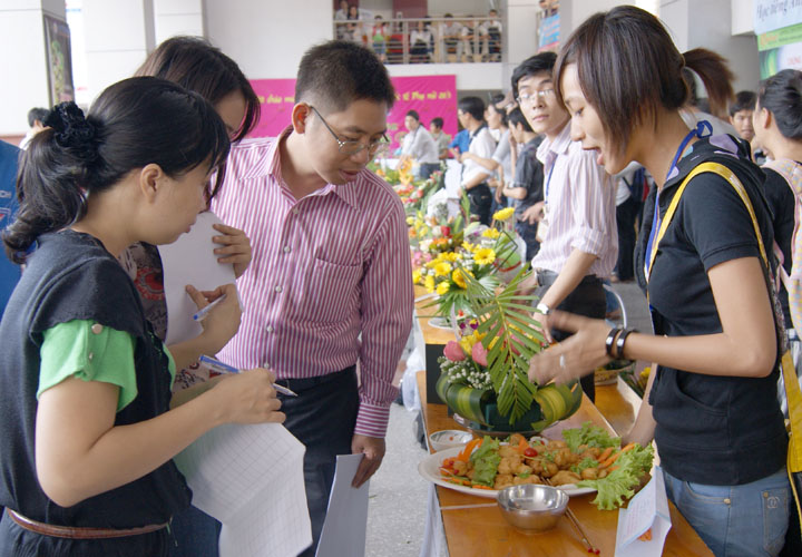 Ngập tràn niềm vui trong ngày Quốc tế Phụ nữ 8/3 tại HUTECH 11