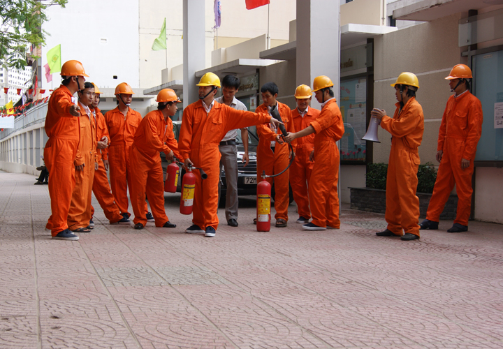 Trung đội Phòng cháy chữa cháy HUTECH diễn tập phòng chống cháy nổ  10