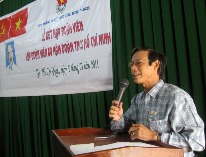 Đầy niềm vinh dự và tự hào trong Lễ kết nạp Lớp Đoàn viên 80 năm Đoàn TNCS HCM của HUTECH 13