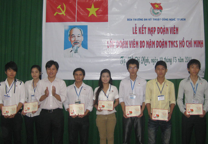Đầy niềm vinh dự và tự hào trong Lễ kết nạp Lớp Đoàn viên 80 năm Đoàn TNCS HCM của HUTECH 19