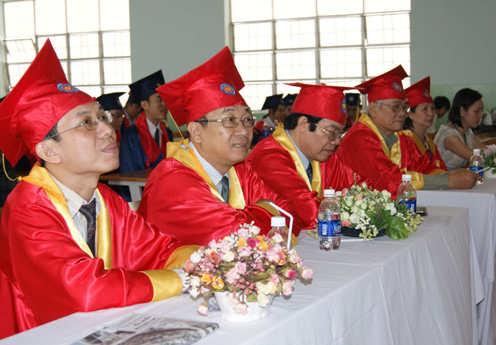 Gần 200 kỹ sư, cử nhân khoa Quản trị kinh doanh và Xây dựng nhận bằng tốt nghiệp 5