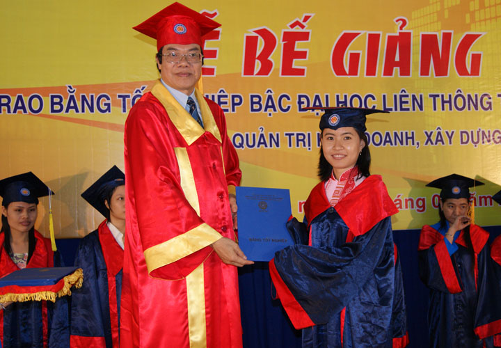 Gần 200 kỹ sư, cử nhân khoa Quản trị kinh doanh và Xây dựng nhận bằng tốt nghiệp 11