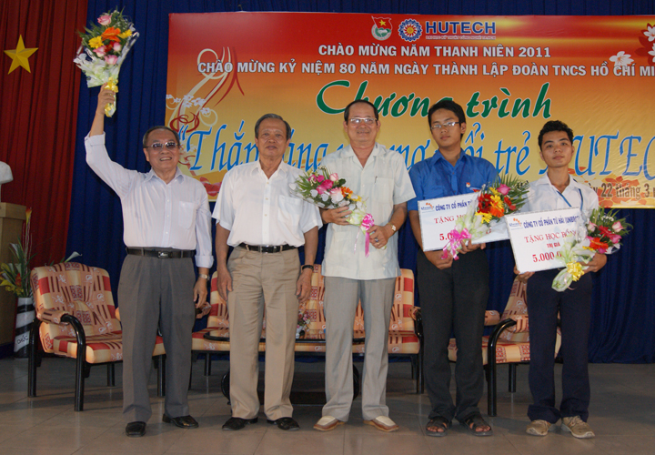 Chương trình “Thắp sáng ước mơ tuổi trẻ HUTECH” 11