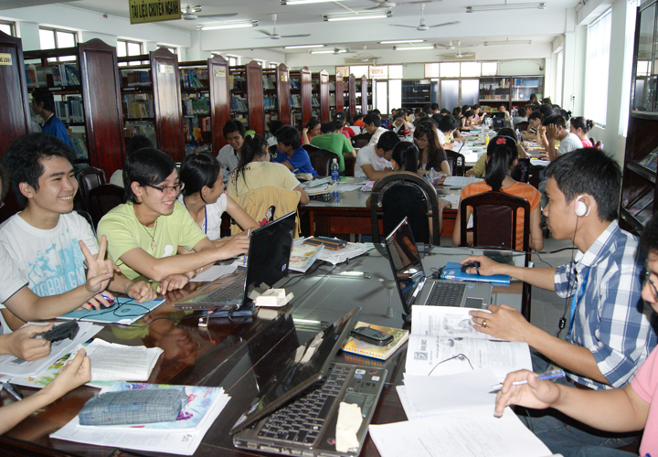 Trung tâm Khoa học - Công nghệ - Môi trường TP.HCM hướng dẫn sinh viên tra cứu thông tin thư viện 11