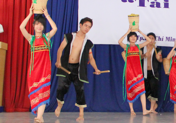 Rộn ràng giọng ca, điệu múa mừng HUTECH bước sang tuổi 16 11