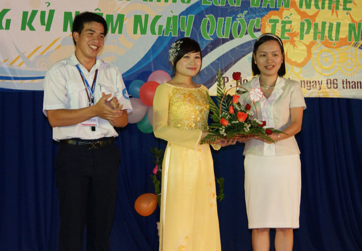 Rực rỡ sắc màu với Hội diễn văn nghệ khoa Quản trị kinh doanh nhân dịp 8/3 và thành lập Đoàn TNCS H 18