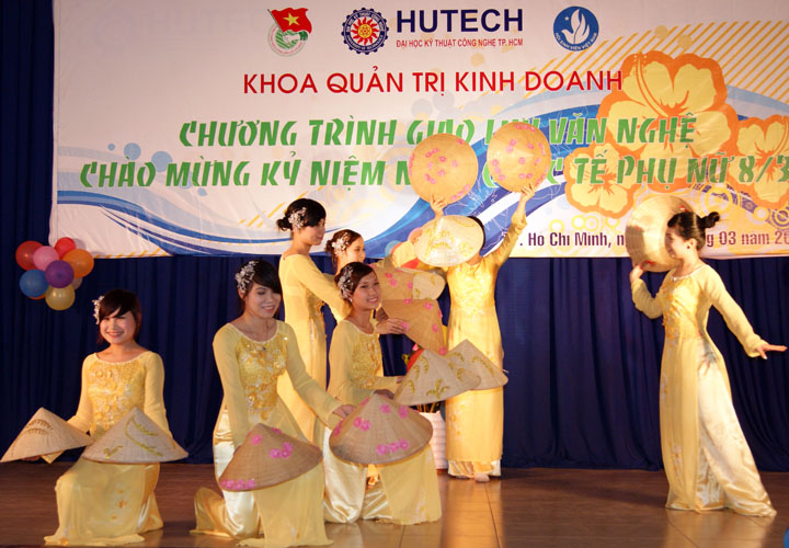 Rực rỡ sắc màu với Hội diễn văn nghệ khoa Quản trị kinh doanh nhân dịp 8/3 và thành lập Đoàn TNCS H 5