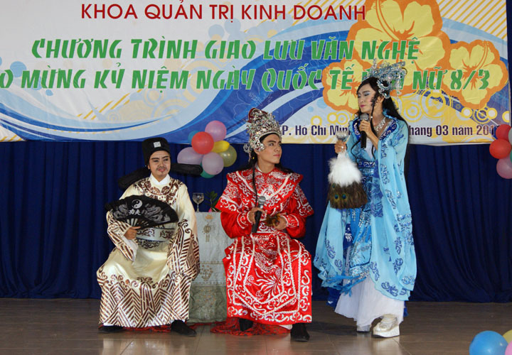 Rực rỡ sắc màu với Hội diễn văn nghệ khoa Quản trị kinh doanh nhân dịp 8/3 và thành lập Đoàn TNCS H 12