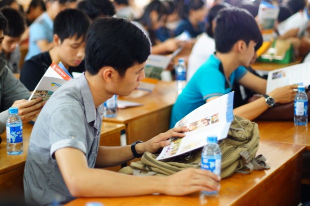 Học sinh trường THPT Dương Minh Châu tỉnh Tây Ninh ấn tượng với môi trường học tập của HUTECH  6