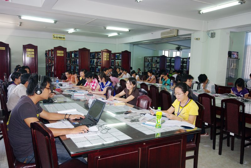 Triển lãm sách, báo chào mừng “Sự kiện 15 năm Thư viện HUTECH” 8