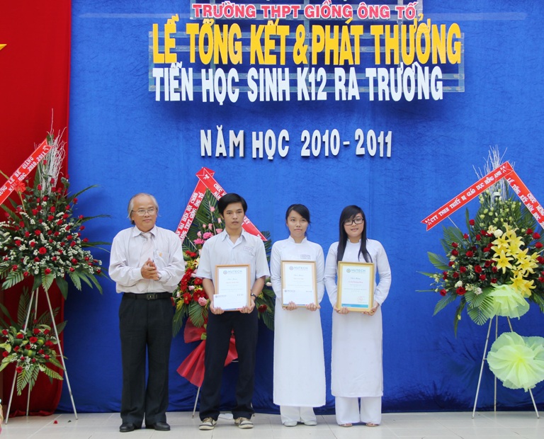 HUTECH trao học bổng cho học sinh xuất sắc Trường THPT Giồng Ông Tố 4