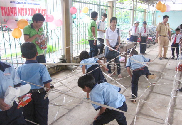 Xã nghèo Phước Lộc vào hội “Vui cùng bé” với sinh viên HUTECH 11