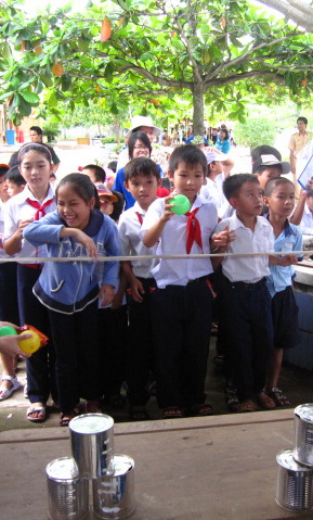 Xã nghèo Phước Lộc vào hội “Vui cùng bé” với sinh viên HUTECH 25