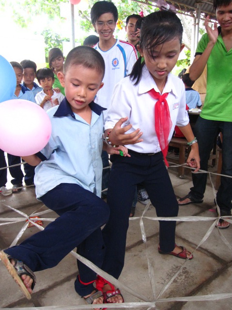 Xã nghèo Phước Lộc vào hội “Vui cùng bé” với sinh viên HUTECH 20