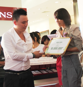 Sinh viên HUTECH liên tiếp giành giải Nhất tại các cuộc thi thiết kế thời trang trong năm 2011 17