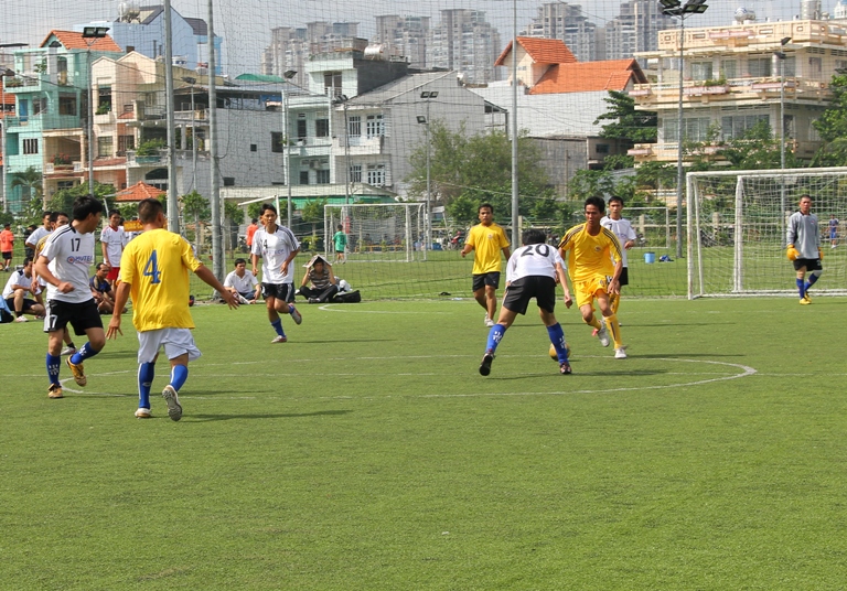 Báo Tuổi trẻ và HUTECH vào Chung kết "giải bóng đá Tứ hùng - Cúp Giao thông Vận tải năm 2011" 13