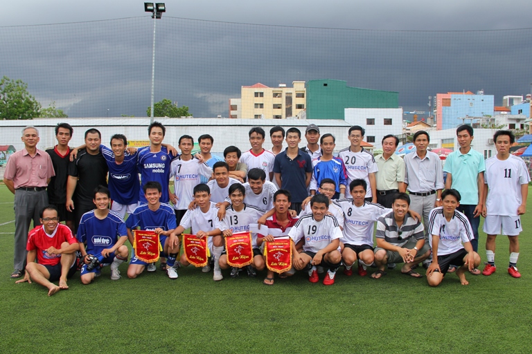 Báo Tuổi trẻ và HUTECH vào Chung kết "giải bóng đá Tứ hùng - Cúp Giao thông Vận tải năm 2011" 35