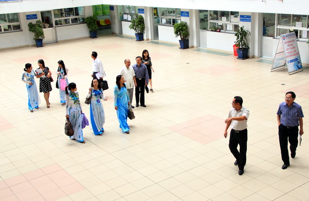 Lãnh đạo Trường Đại học Hòa Bình thăm và làm việc với HUTECH 17