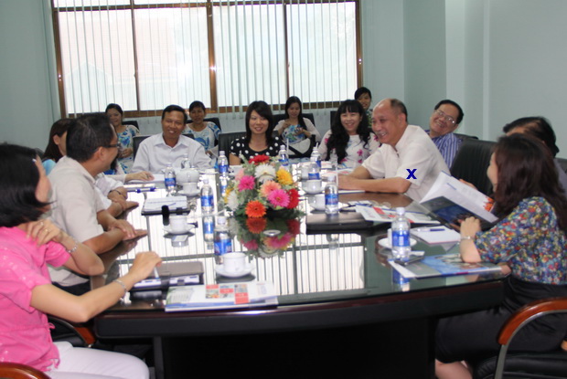 Lãnh đạo Trường Đại học Hòa Bình thăm và làm việc với HUTECH 11