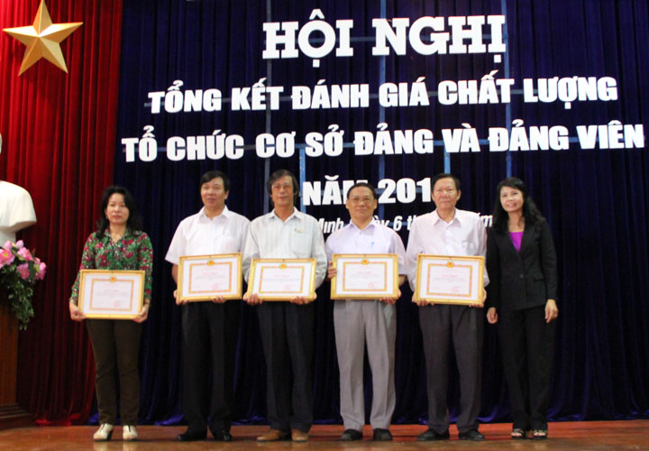 Hội nghị Tổng kết đánh giá chất lượng tổ chức cơ sở đảng và đảng viên năm 2010 4