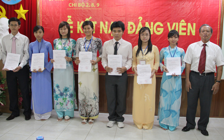 Mừng kỷ niệm sinh nhật Bác, Đảng bộ HUTECH đón nhận thêm 7 đảng viên mới 14