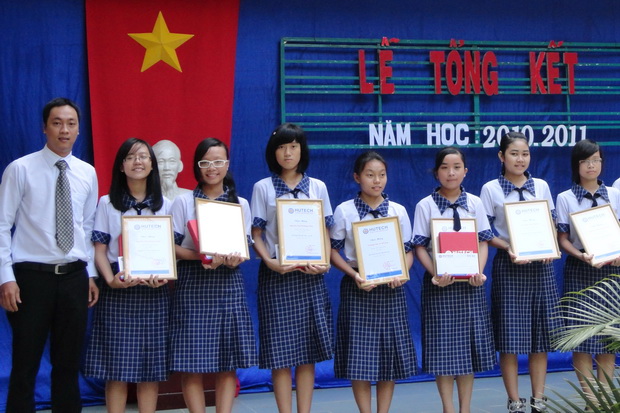 Thêm 16 suất học bổng được HUTECH trao tặng học sinh hiếu học 2 trường THPT 4