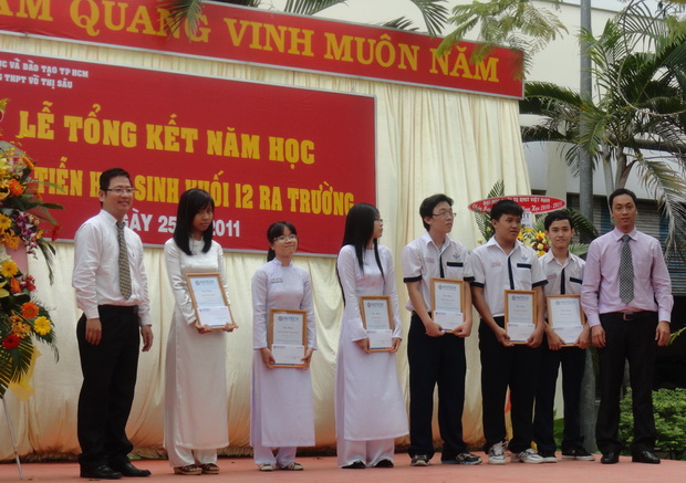 Thêm 16 suất học bổng được HUTECH trao tặng học sinh hiếu học 2 trường THPT 10