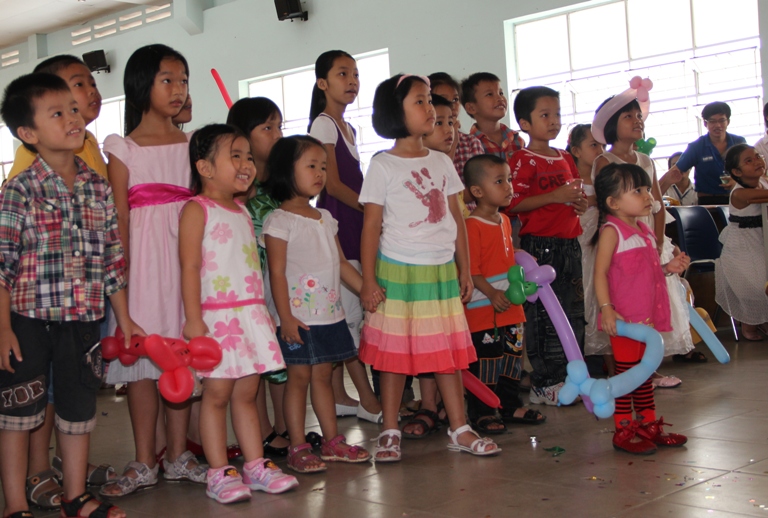 Rạng ngời niềm vui trong Chương trình chào đón ngày Quốc tế Thiếu nhi tại HUTECH 9