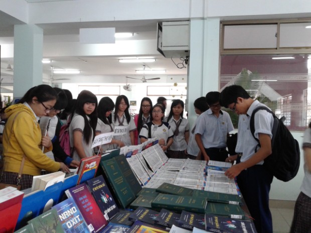 Nhiều trường THPT đến tham quan HUTECH trước giờ  G 30