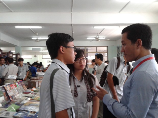 Nhiều trường THPT đến tham quan HUTECH trước giờ  G 32