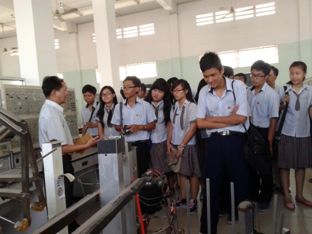 Nhiều trường THPT đến tham quan HUTECH trước giờ  G 43